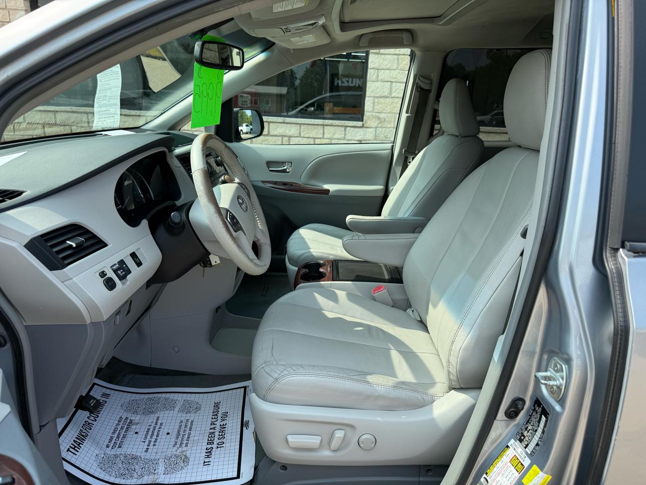 Toyota Sienna 5dr 7-Pass Van V6 XLE FWD (Natl) 2014