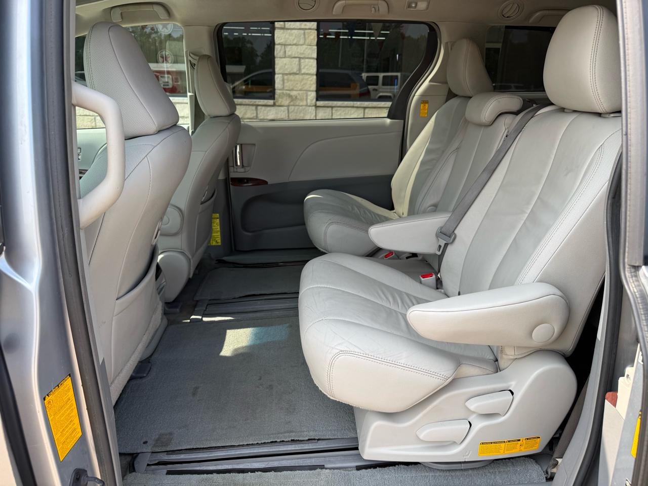 Toyota Sienna 5dr 7-Pass Van V6 XLE FWD (Natl) 2014