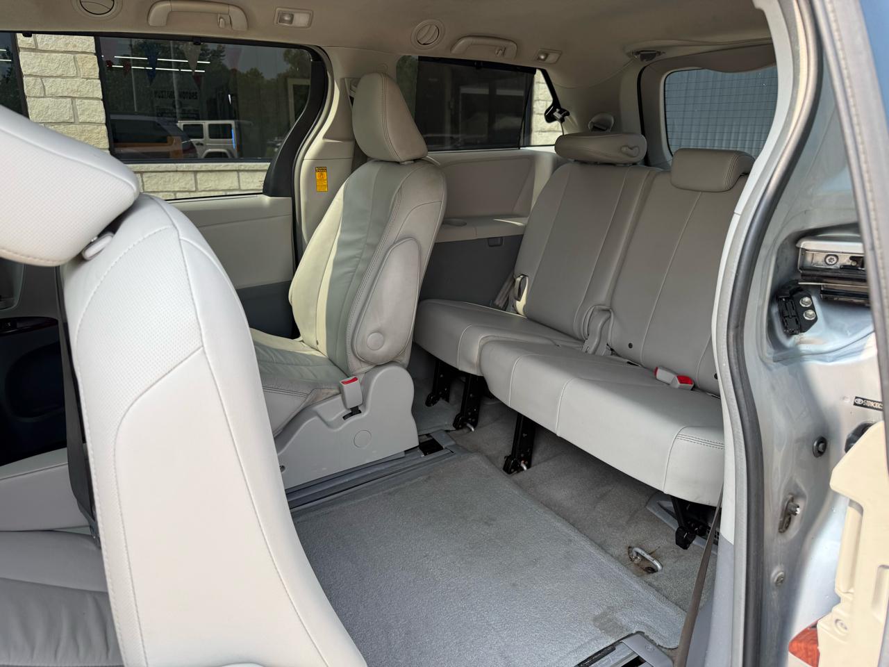 Toyota Sienna 5dr 7-Pass Van V6 XLE FWD (Natl) 2014