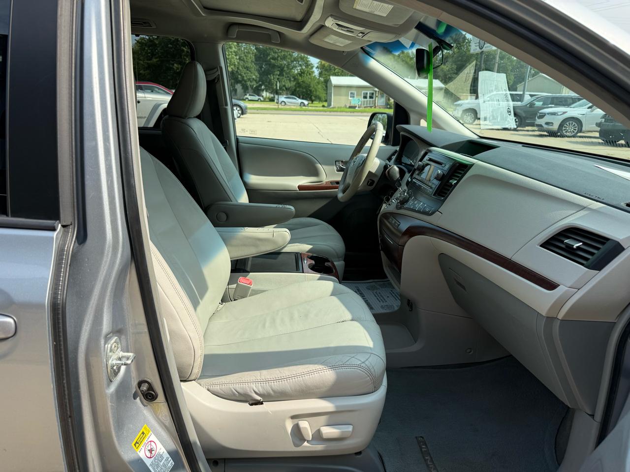 Toyota Sienna 5dr 7-Pass Van V6 XLE FWD (Natl) 2014