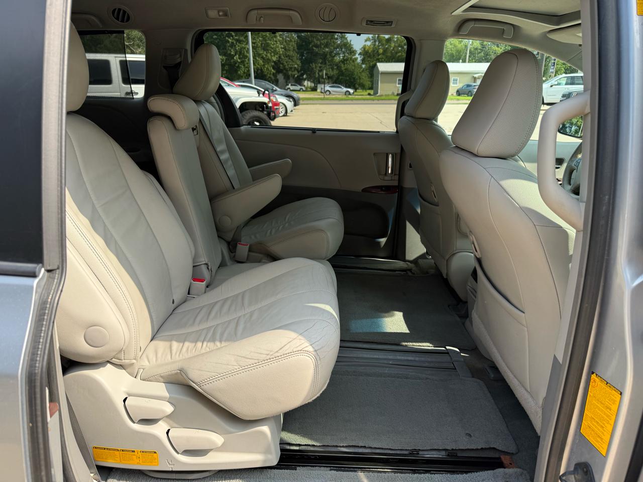 Toyota Sienna 5dr 7-Pass Van V6 XLE FWD (Natl) 2014