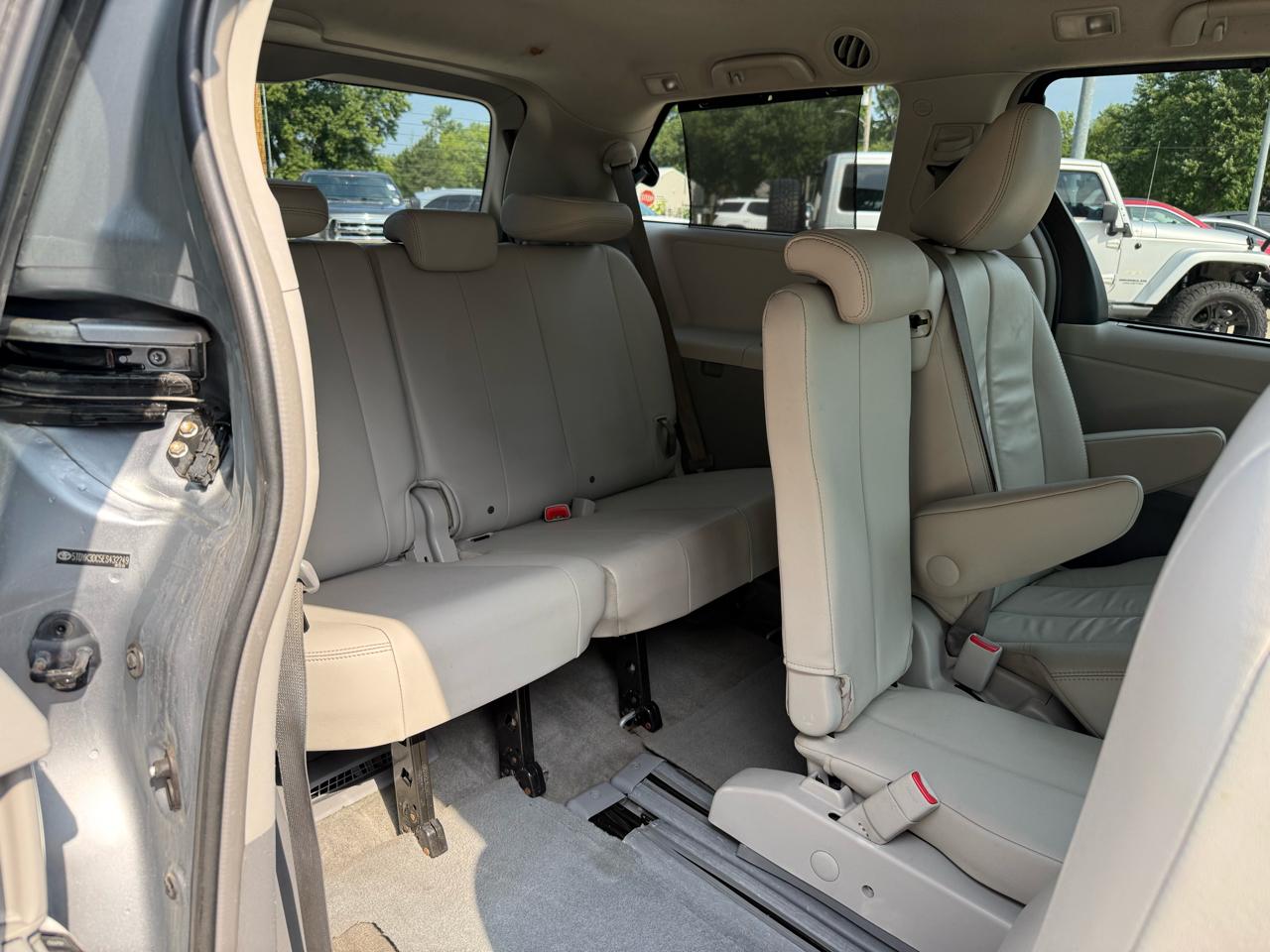 Toyota Sienna 5dr 7-Pass Van V6 XLE FWD (Natl) 2014