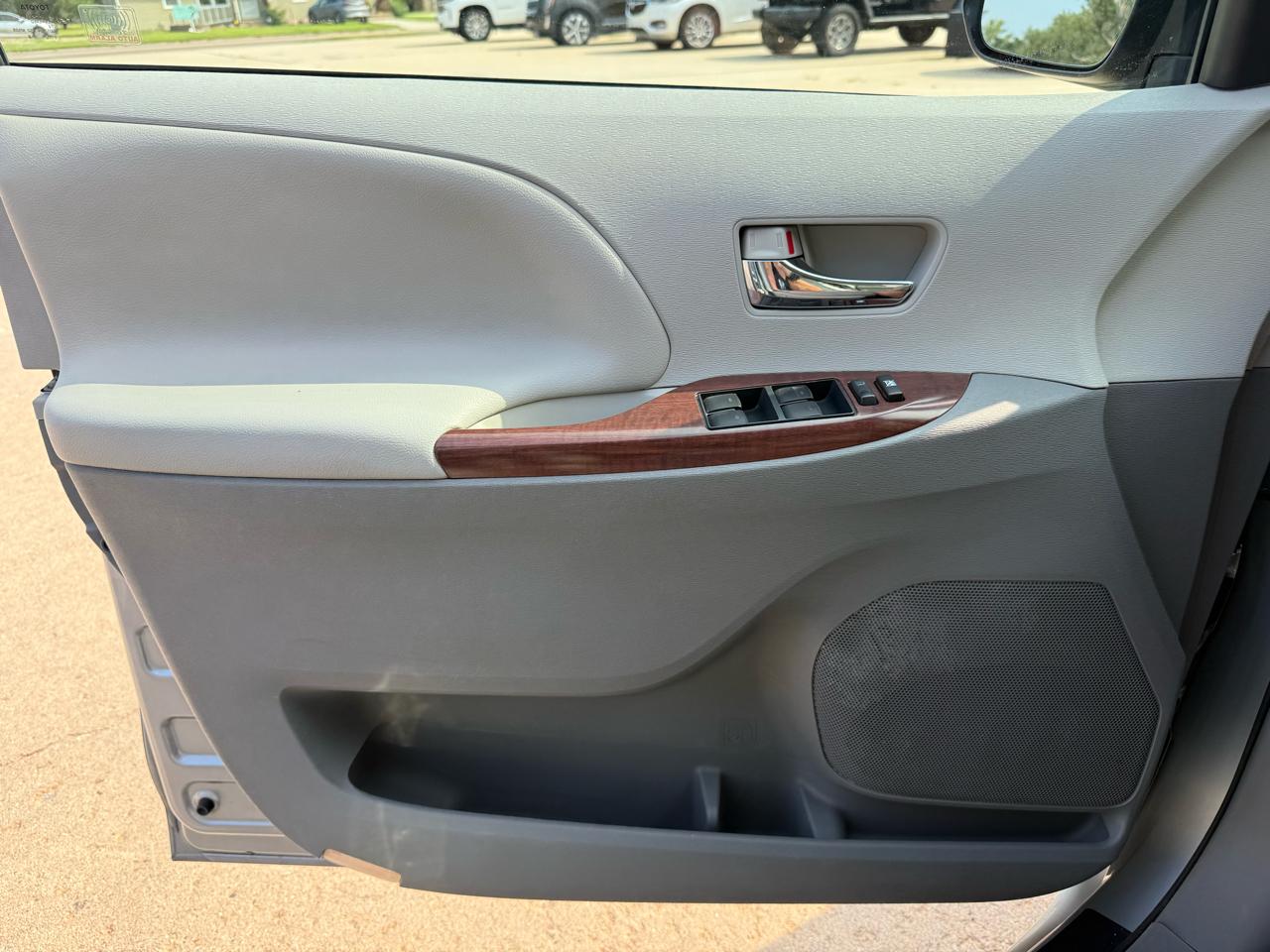 Toyota Sienna 5dr 7-Pass Van V6 XLE FWD (Natl) 2014