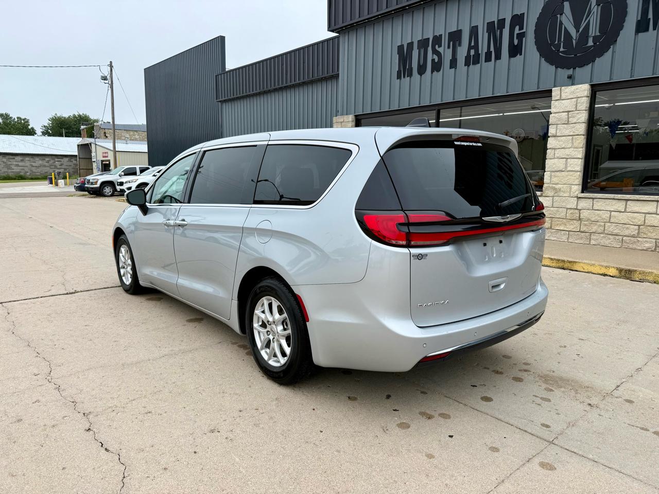 Chrysler Pacifica Touring L FWD 2023