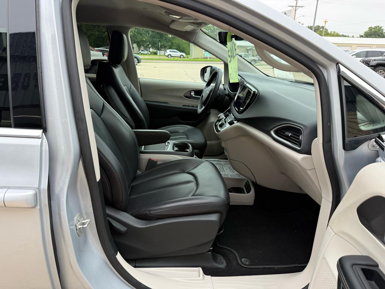 Chrysler Pacifica Touring L FWD 2023