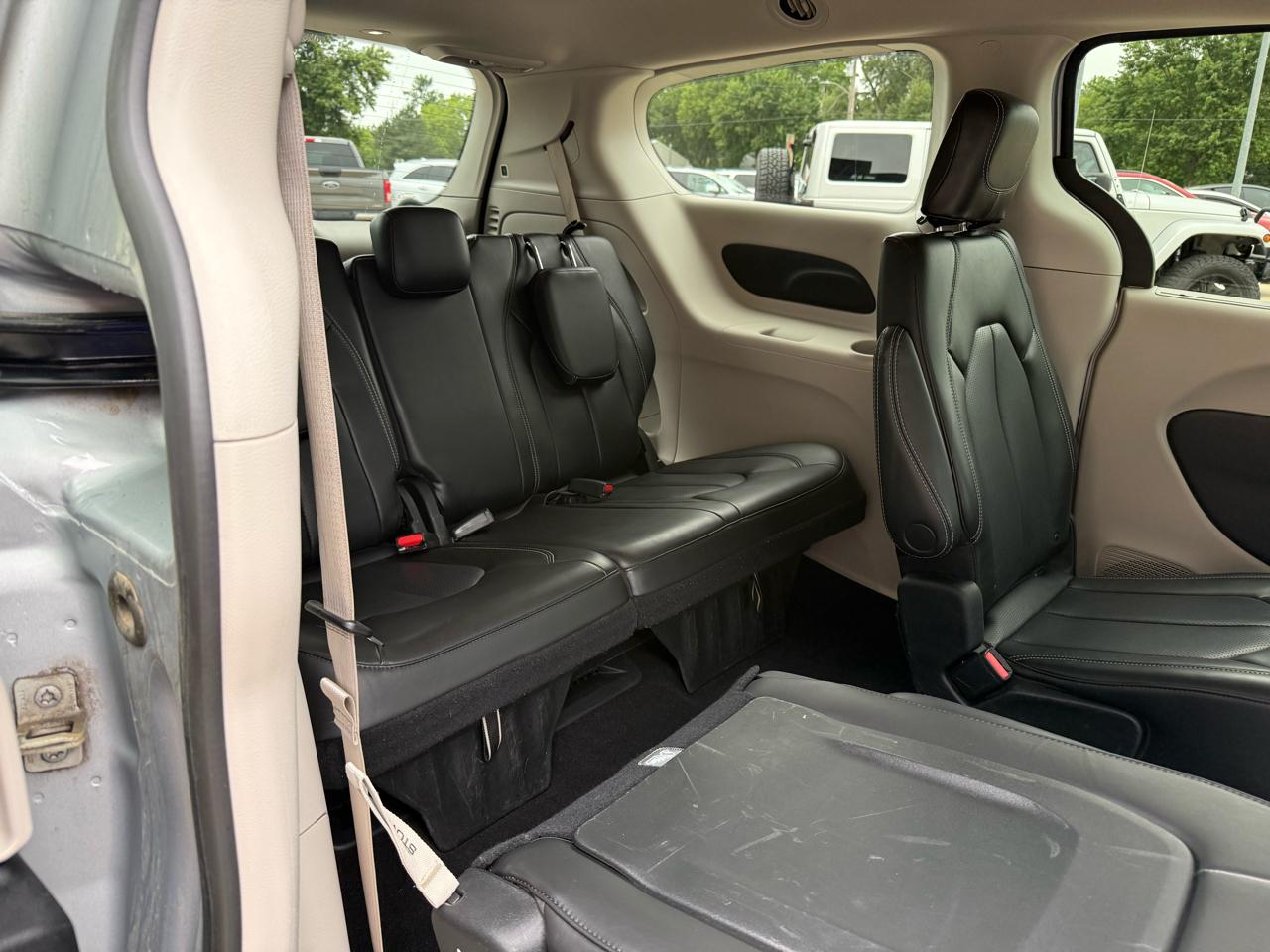 Chrysler Pacifica Touring L FWD 2023