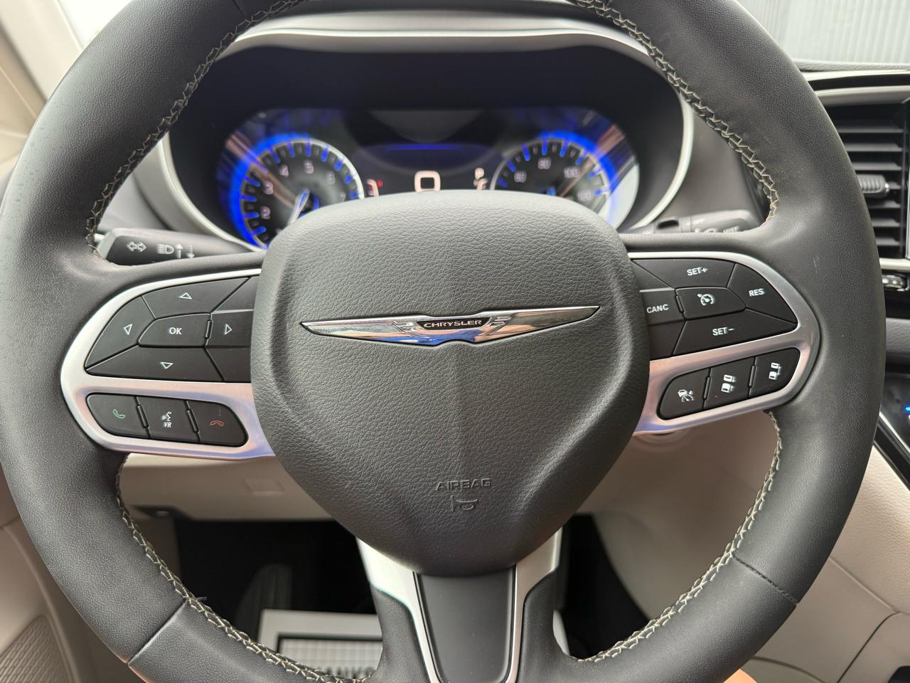Chrysler Pacifica Touring L FWD 2023