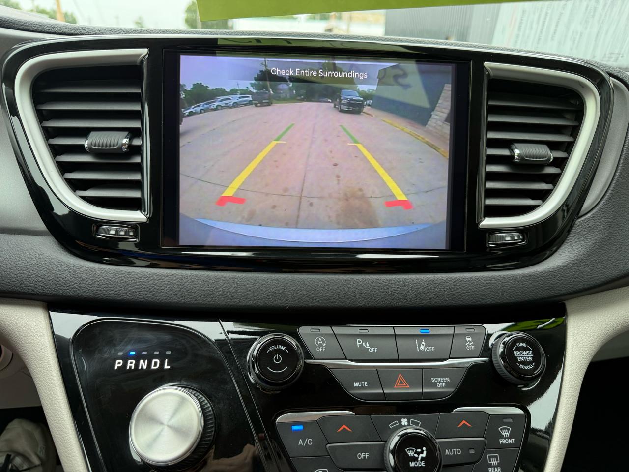 Chrysler Pacifica Touring L FWD 2023