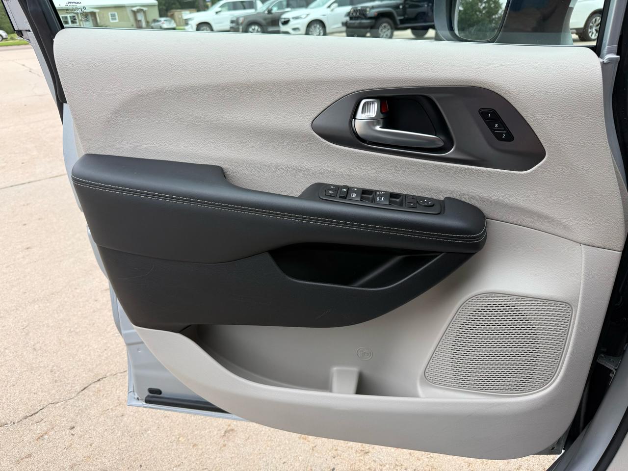 Chrysler Pacifica Touring L FWD 2023