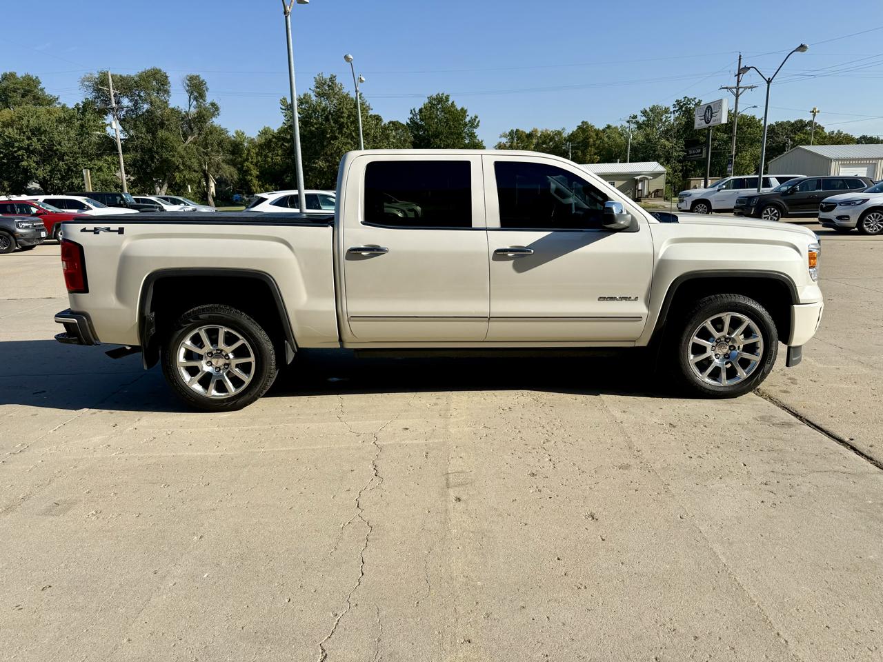 GMC Sierra 1500 4WD Crew Cab 143.5" Denali 2015