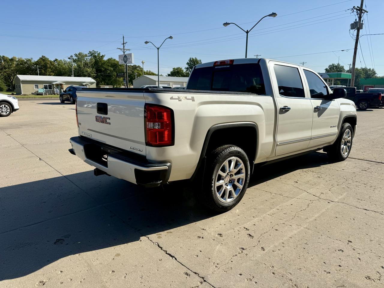 GMC Sierra 1500 4WD Crew Cab 143.5" Denali 2015