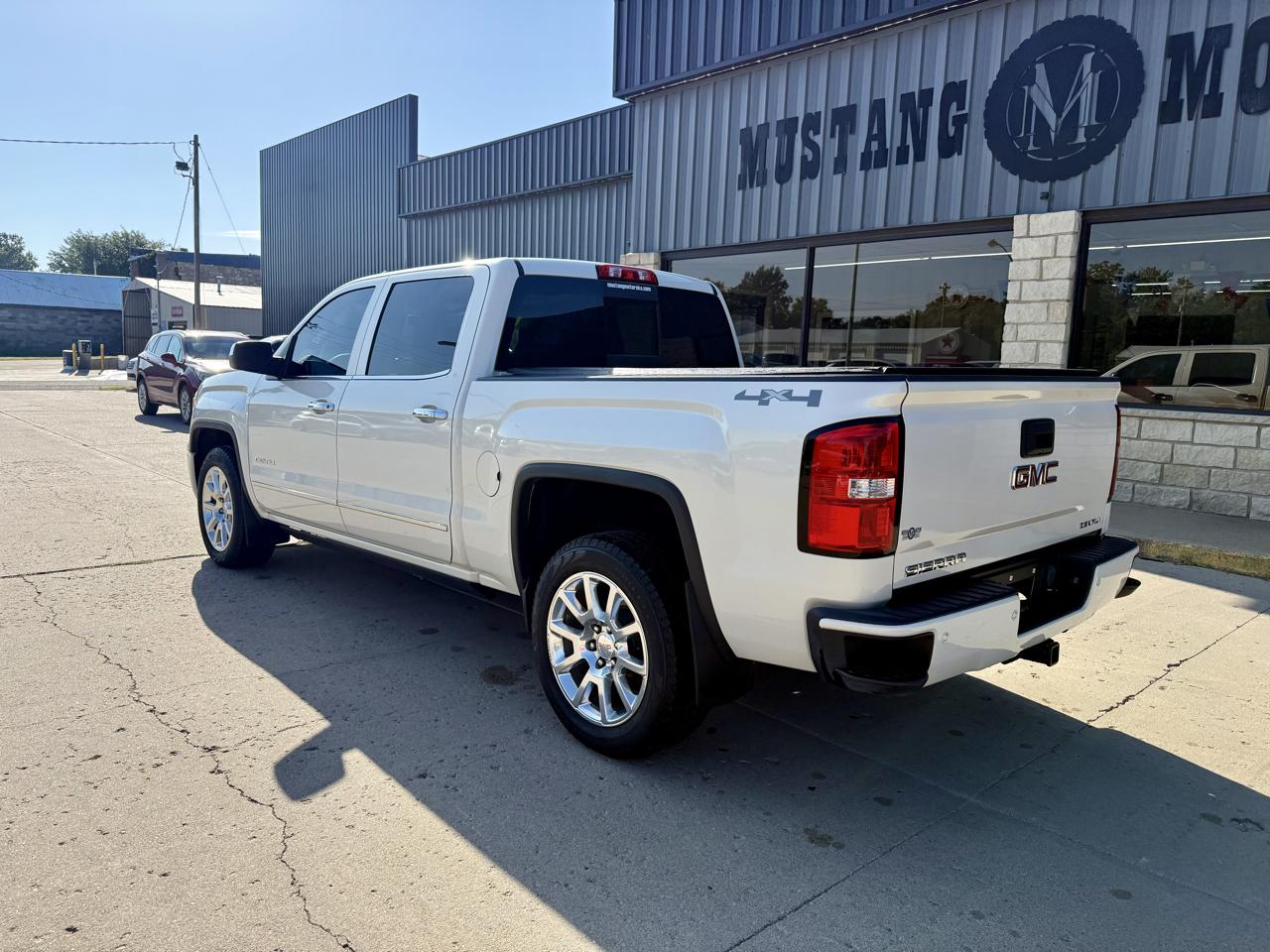 GMC Sierra 1500 4WD Crew Cab 143.5" Denali 2015
