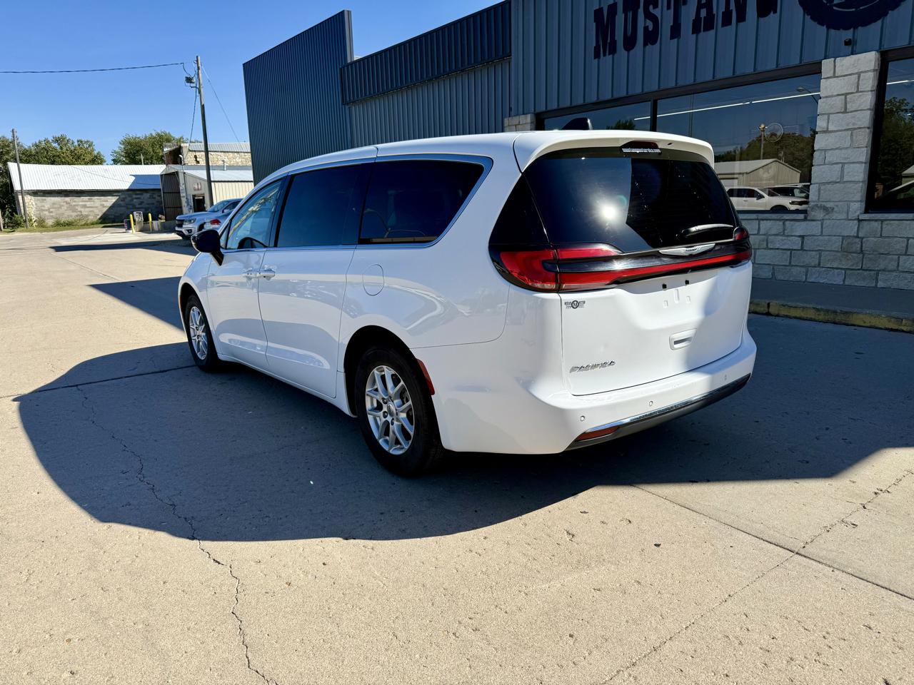 Chrysler Pacifica Touring L FWD 2024