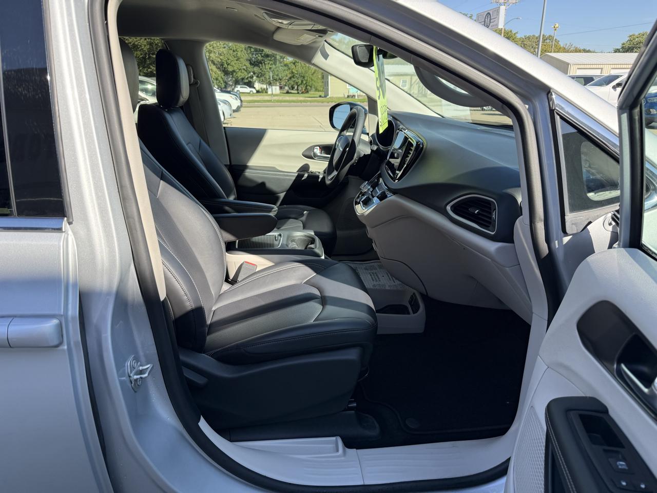 Chrysler Pacifica Touring L FWD 2024