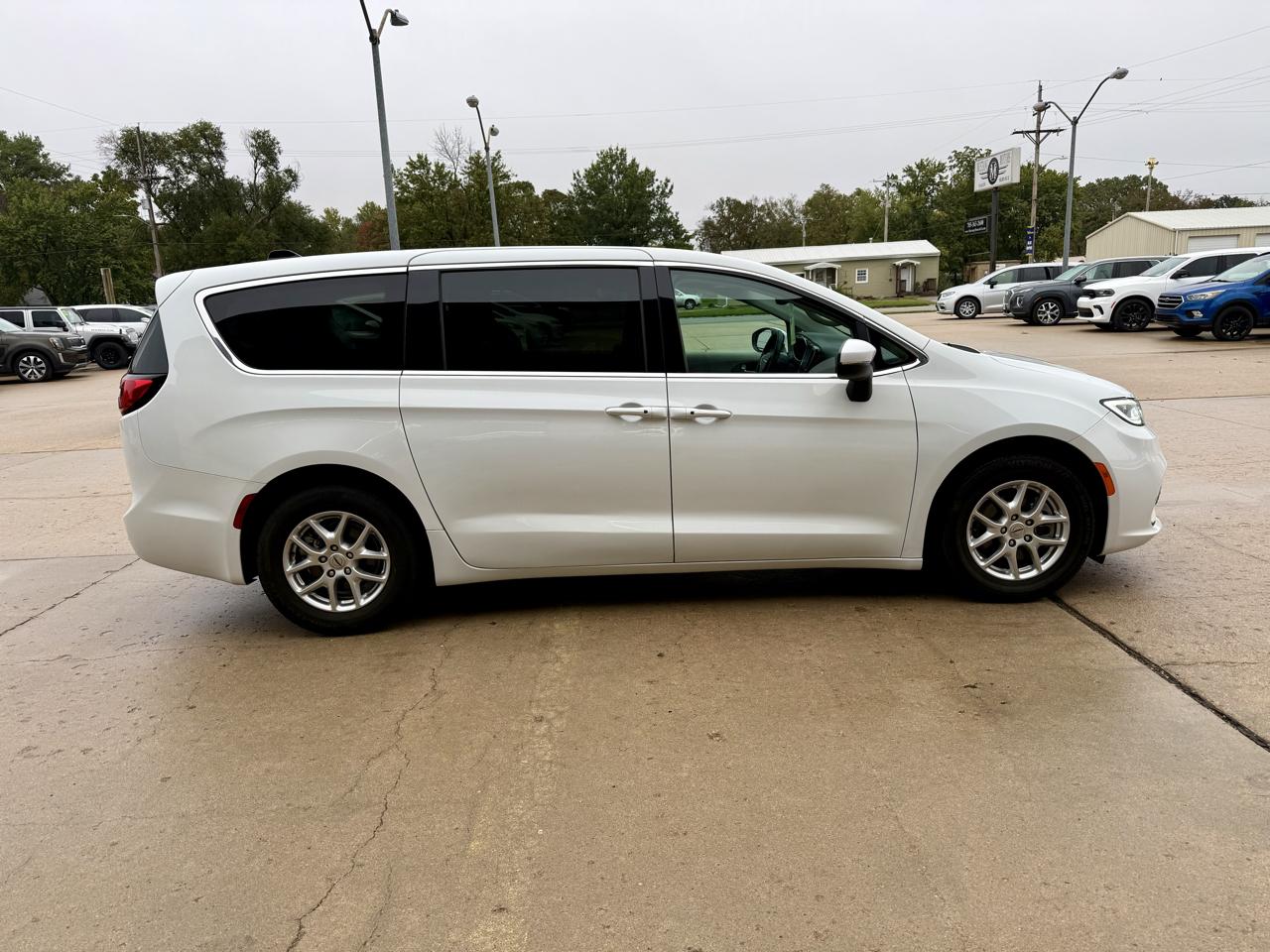 Chrysler Pacifica Touring L FWD 2023