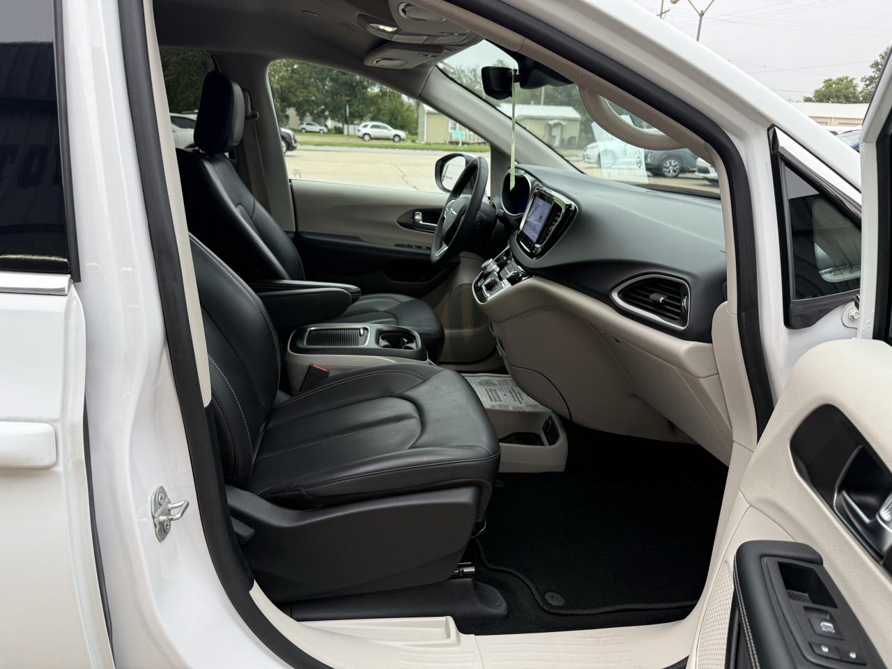 Chrysler Pacifica Touring L FWD 2023