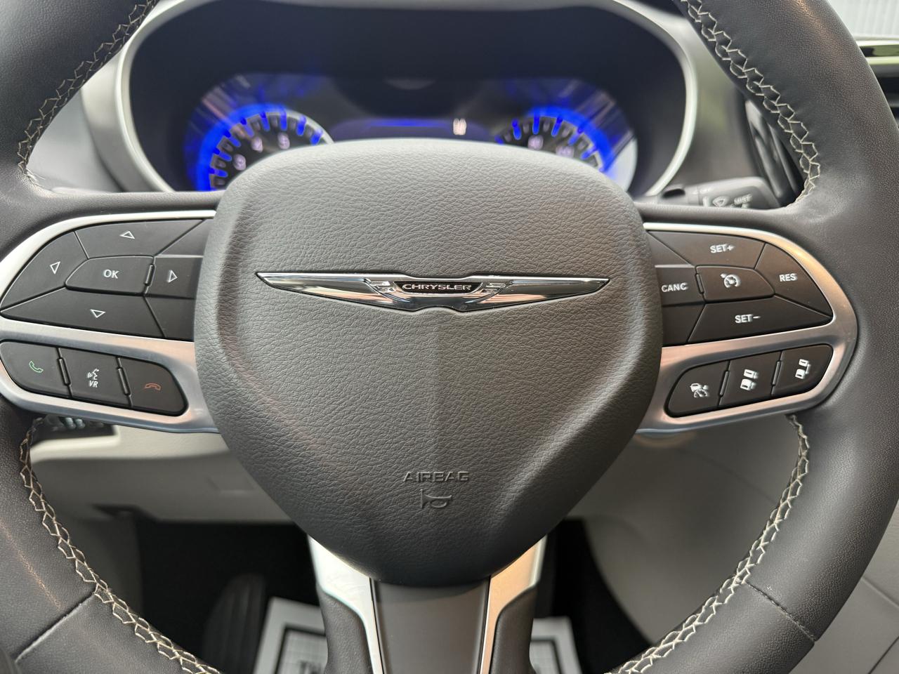 Chrysler Pacifica Touring L FWD 2023