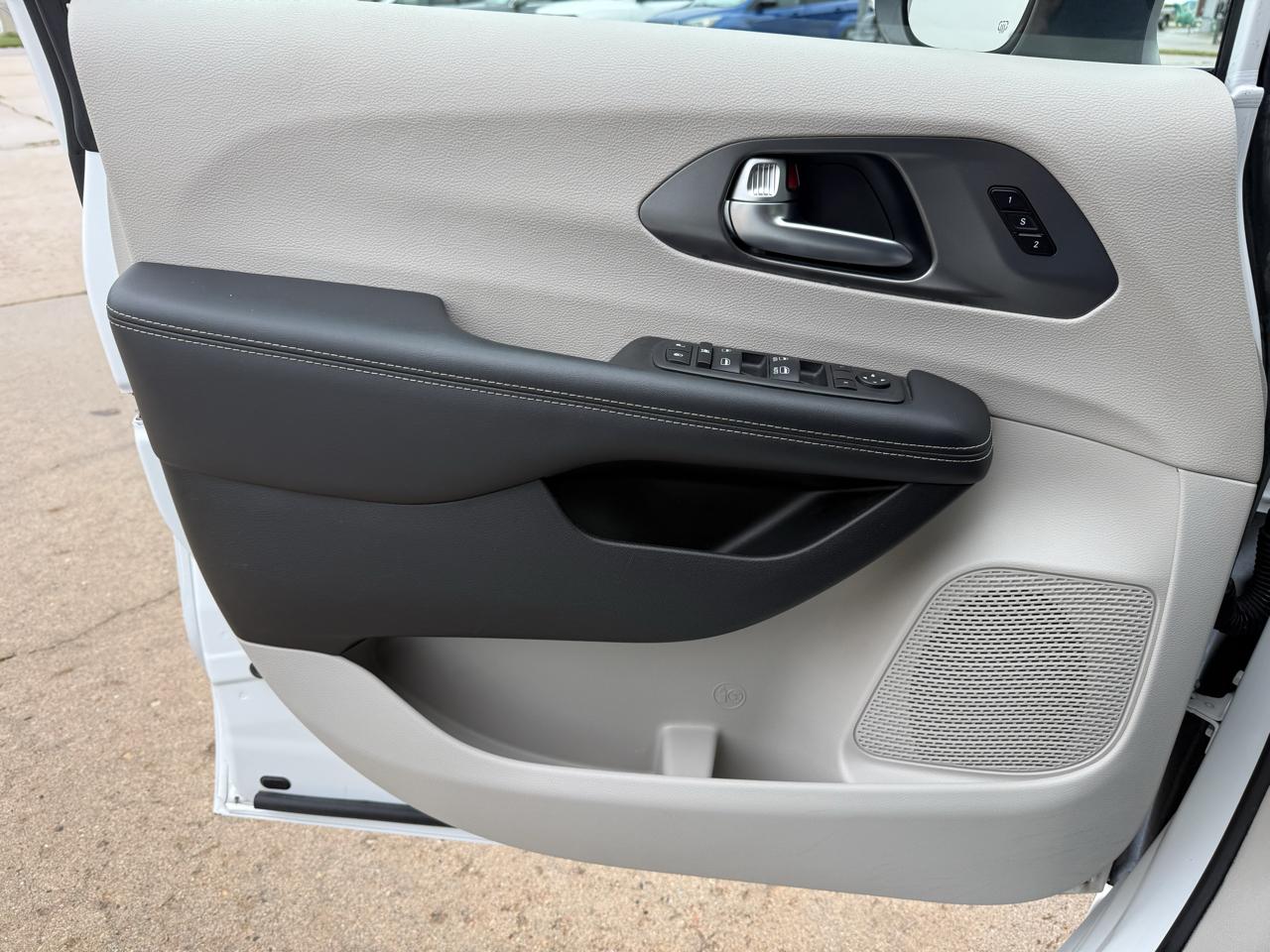 Chrysler Pacifica Touring L FWD 2023
