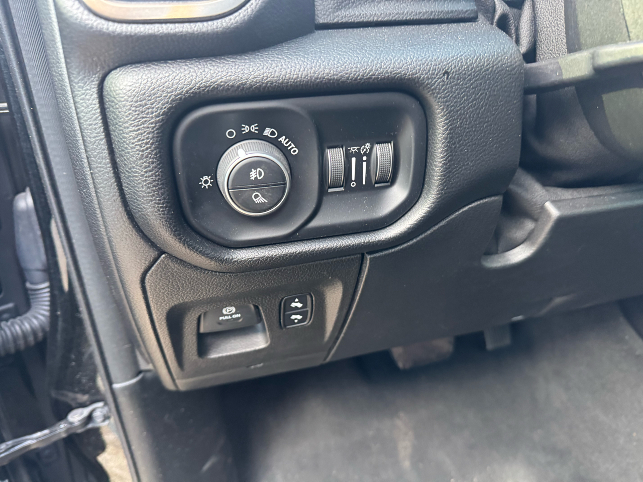 RAM 1500 4WD Crew Cab 140.5" Sport 2019