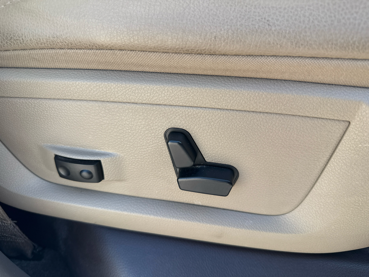 RAM 1500 Laramie Crew Cab 4WD 2012