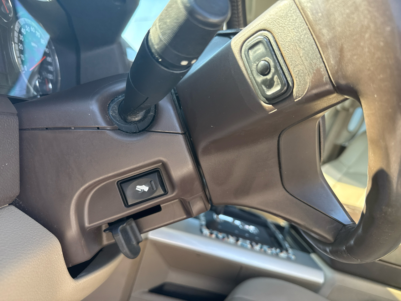 RAM 1500 Laramie Crew Cab 4WD 2012