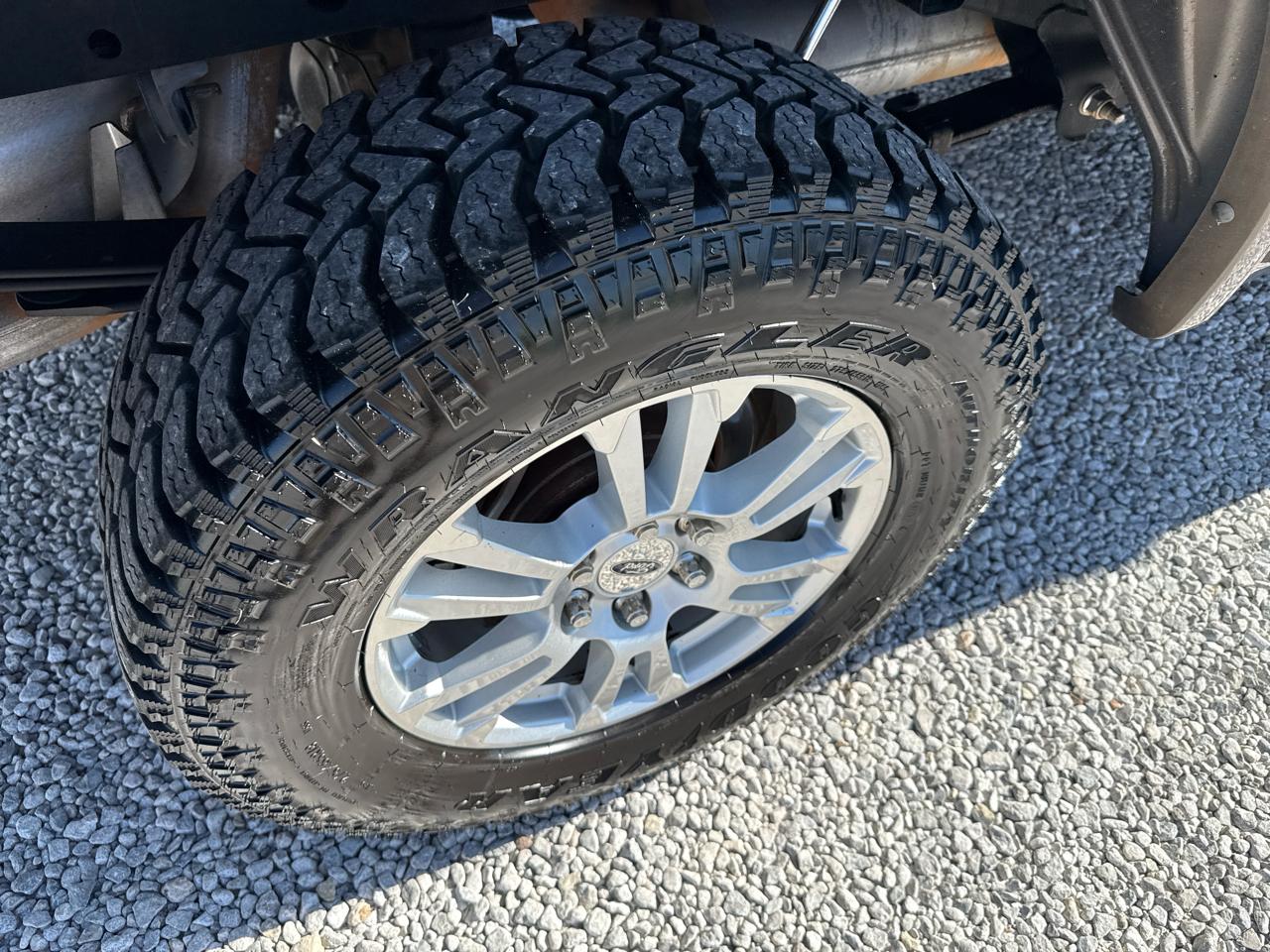 Ford F-150 4WD SuperCrew 145" Lariat 2015