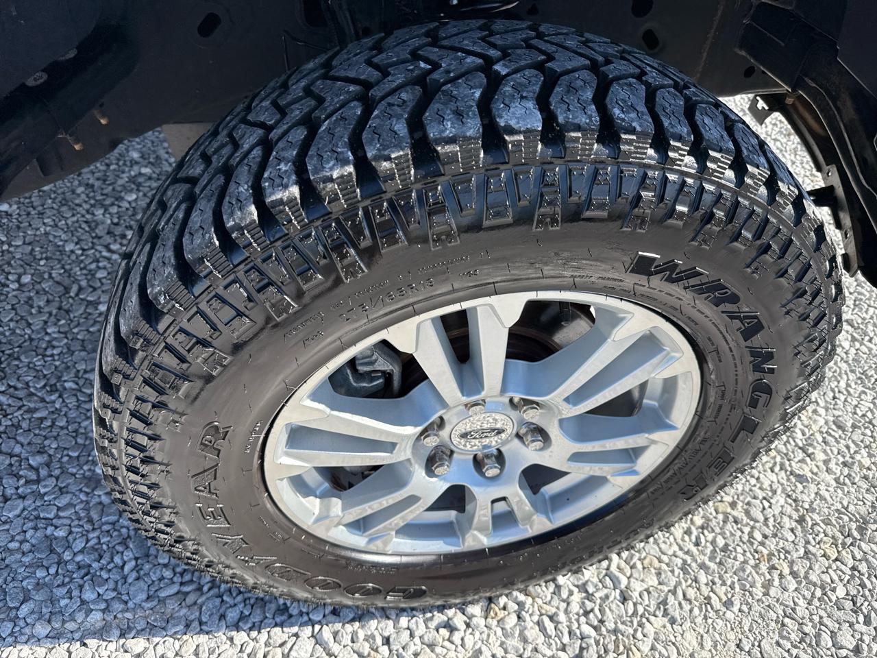 Ford F-150 4WD SuperCrew 145" Lariat 2015