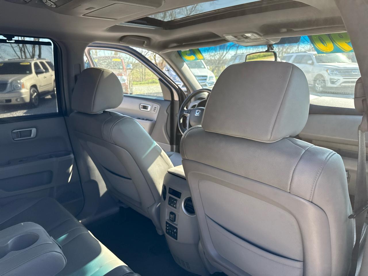 Honda Pilot Touring 2WD 5-Spd AT with DVD 2015