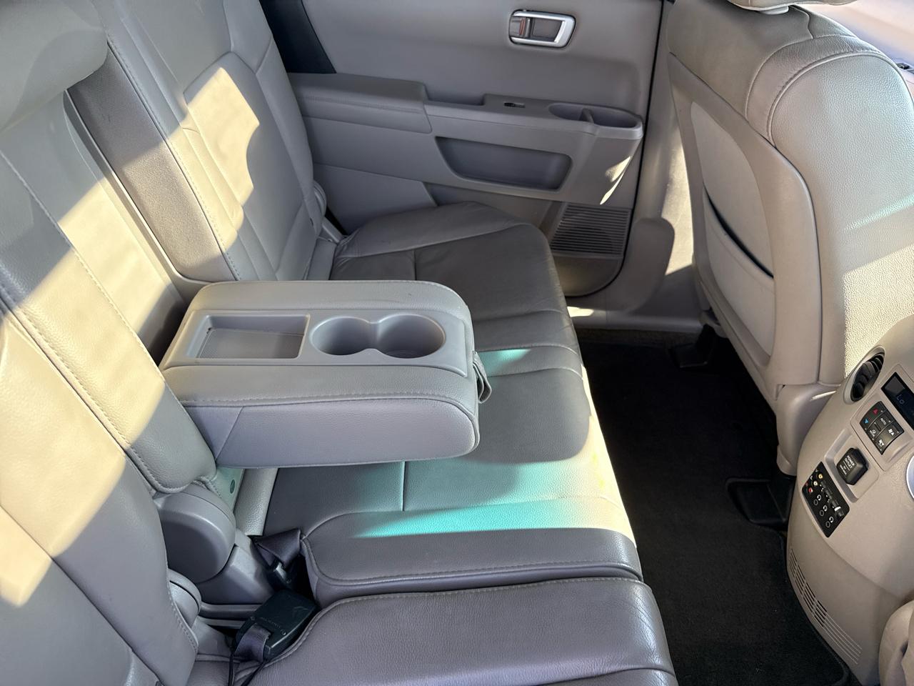 Honda Pilot Touring 2WD 5-Spd AT with DVD 2015