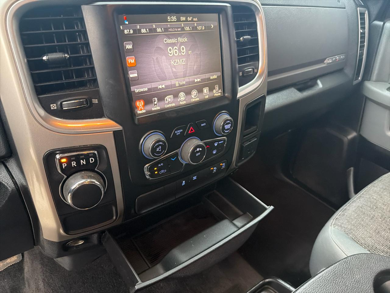 RAM 1500 2WD Crew Cab 140.5" Lone Star 2016