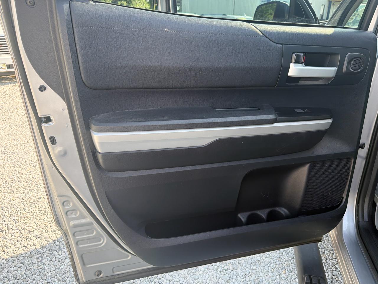 Toyota Tundra SR5 4.6L V8 CrewMax 2WD 2016
