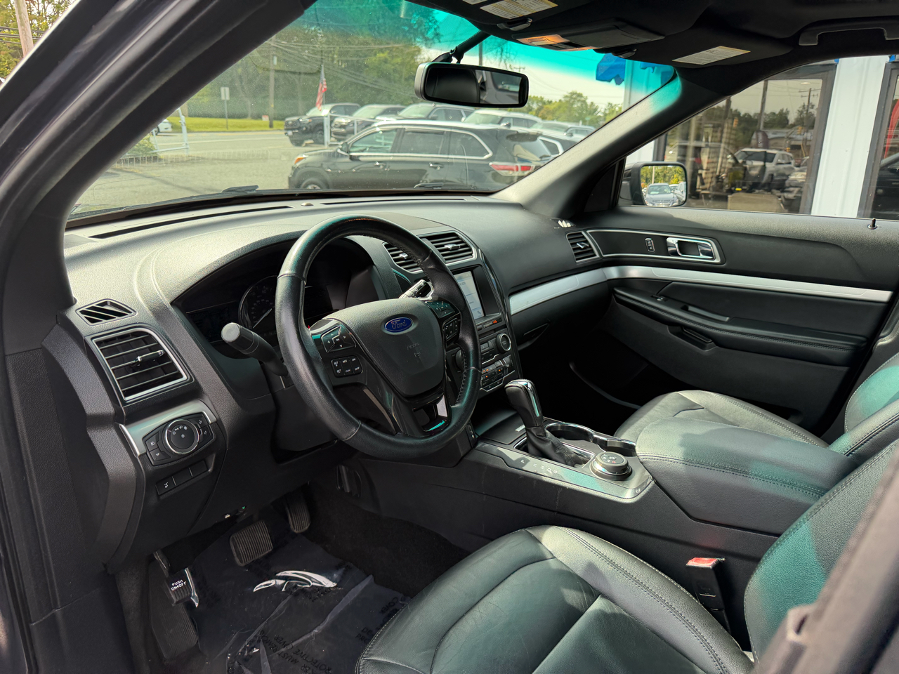 2017 Ford Explorer XLT photo 9