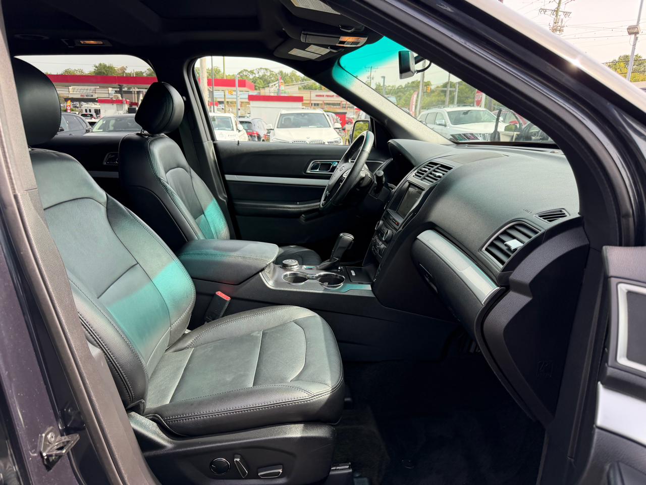 2017 Ford Explorer XLT photo 21