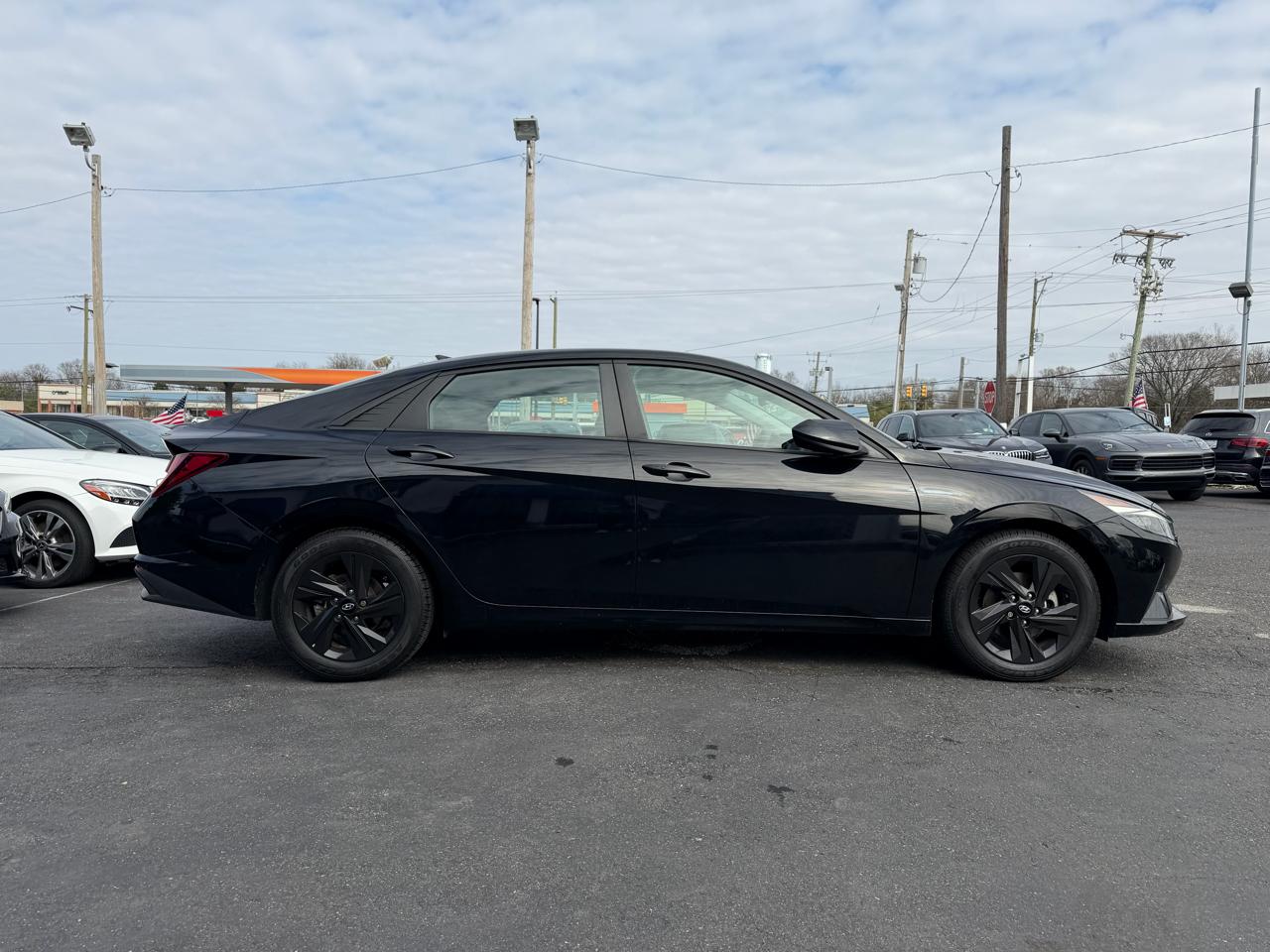 Hyundai Elantra  2021