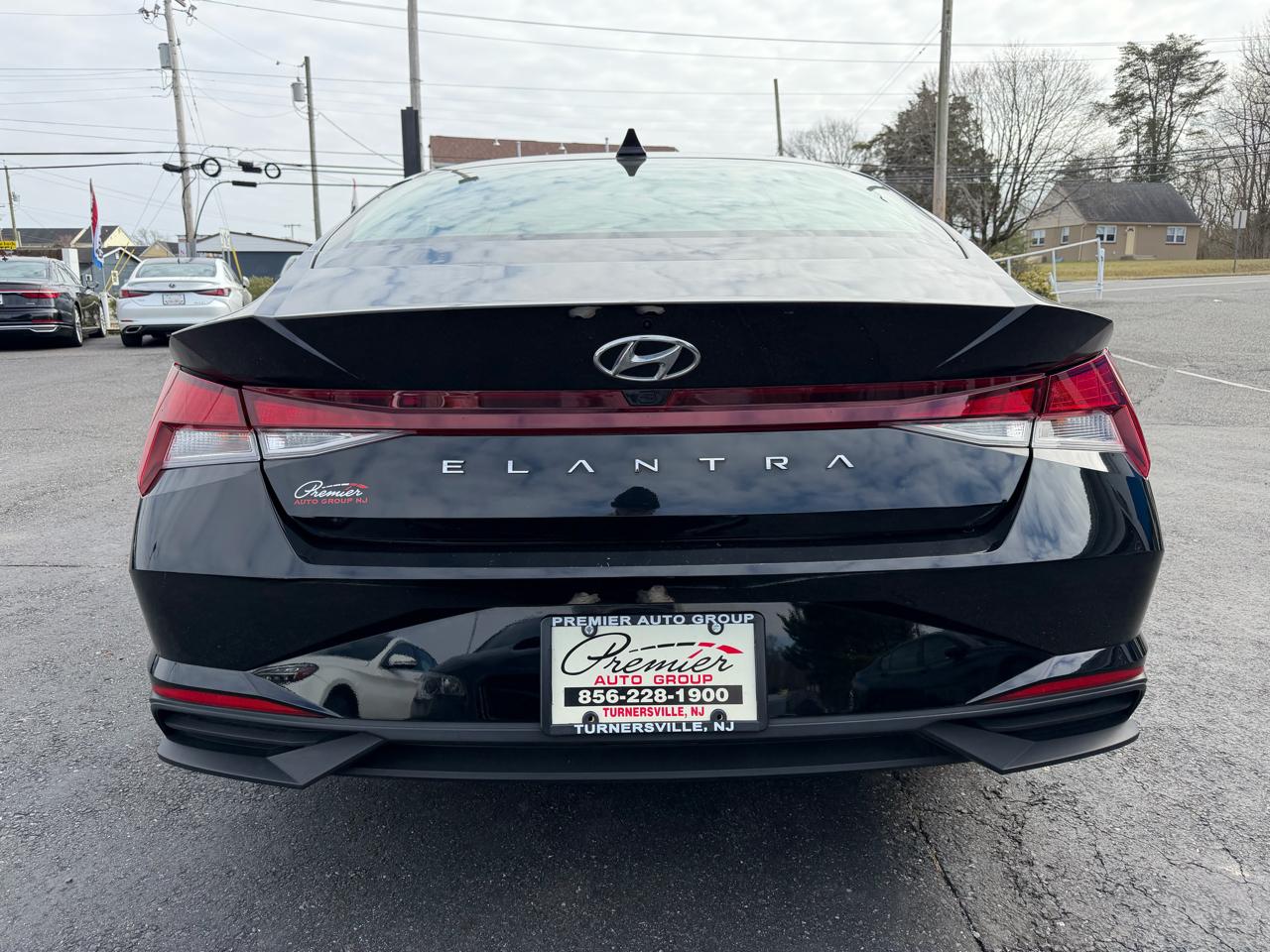 Hyundai Elantra  2021