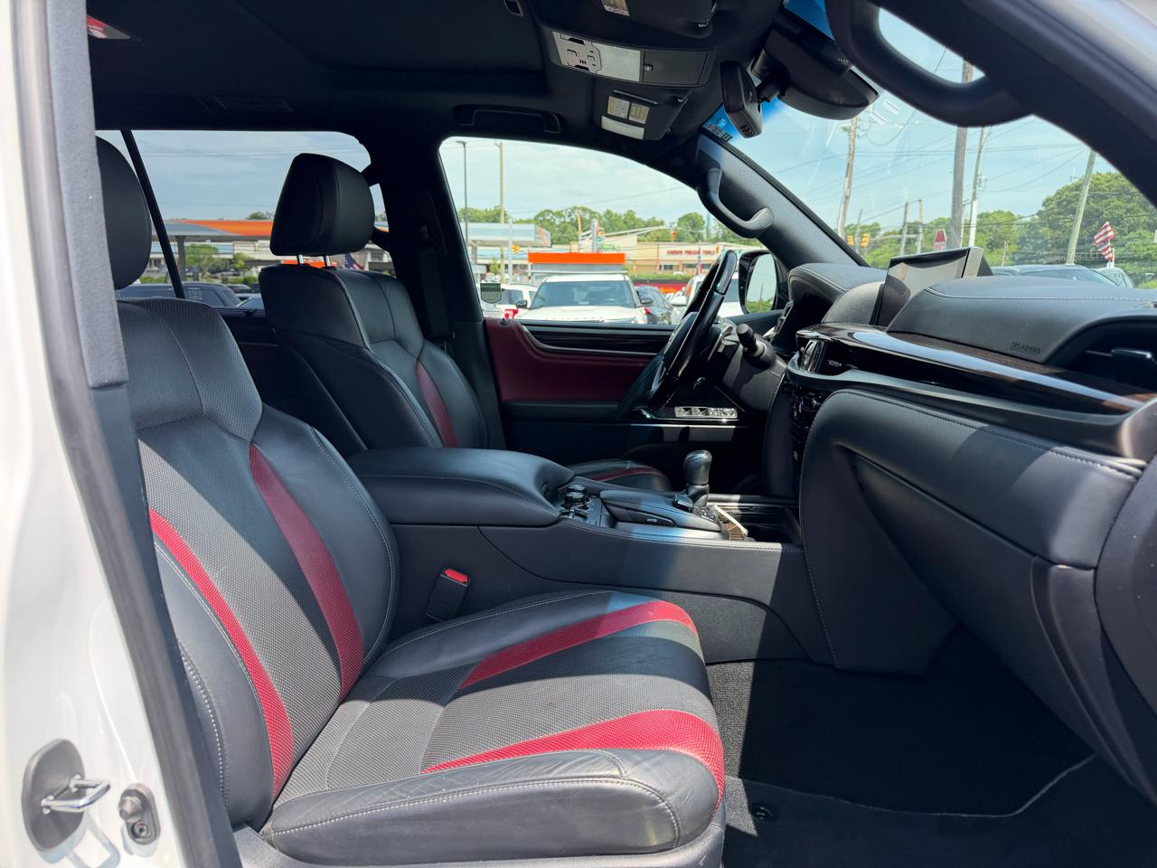 Lexus LX  2021