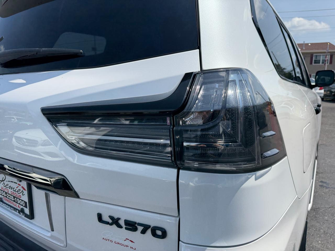 Lexus LX  2021
