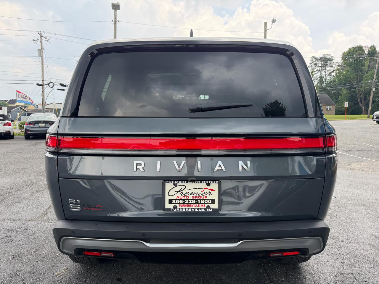 Rivian R1S  2025