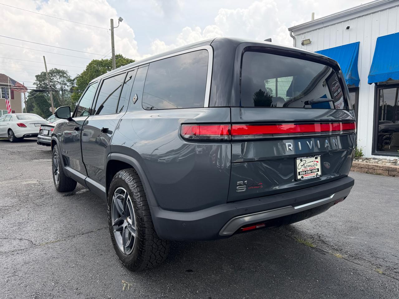 Rivian R1S  2025