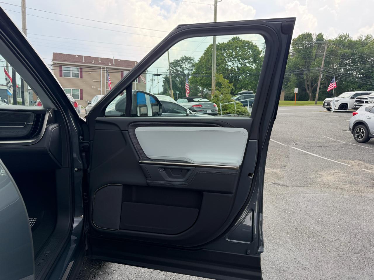Rivian R1S  2025