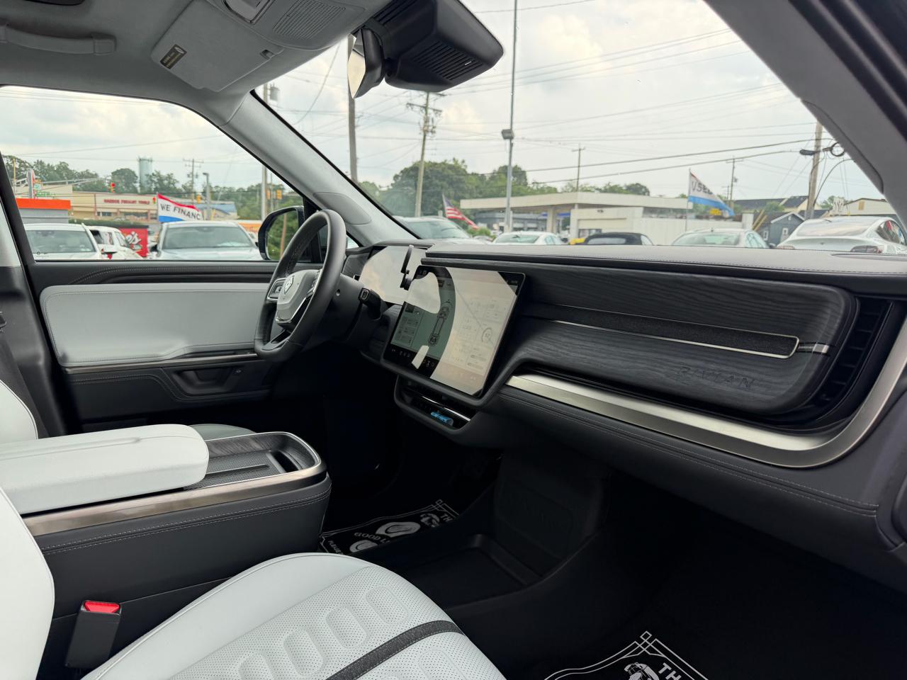 Rivian R1S  2025