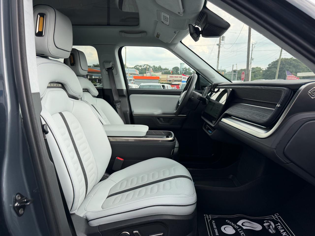 Rivian R1S  2025