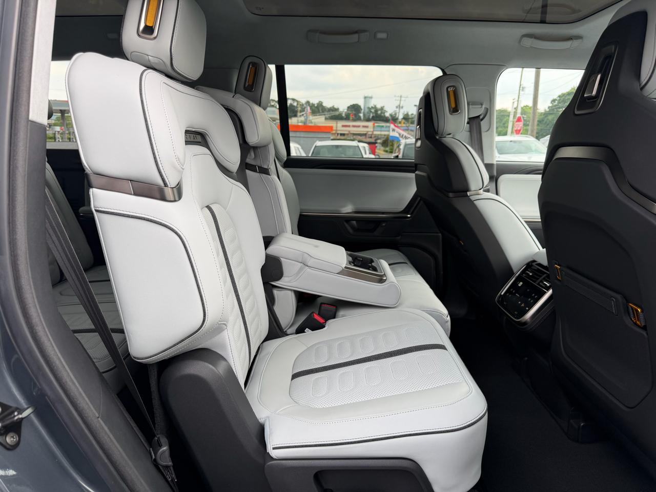 Rivian R1S  2025