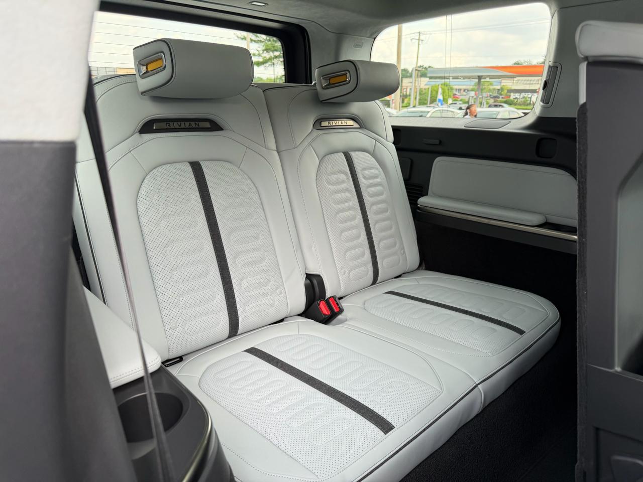 Rivian R1S  2025