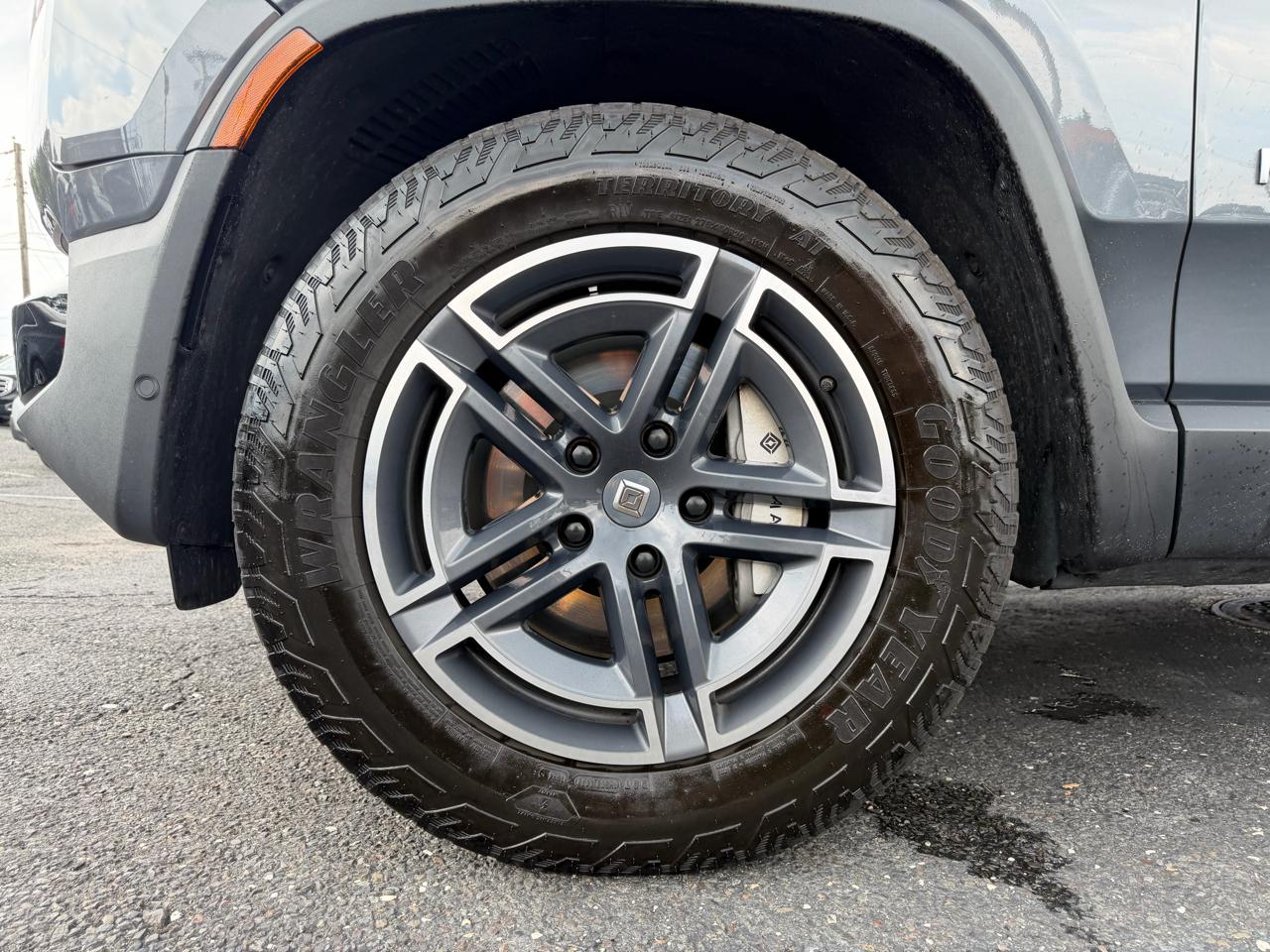 Rivian R1S  2025