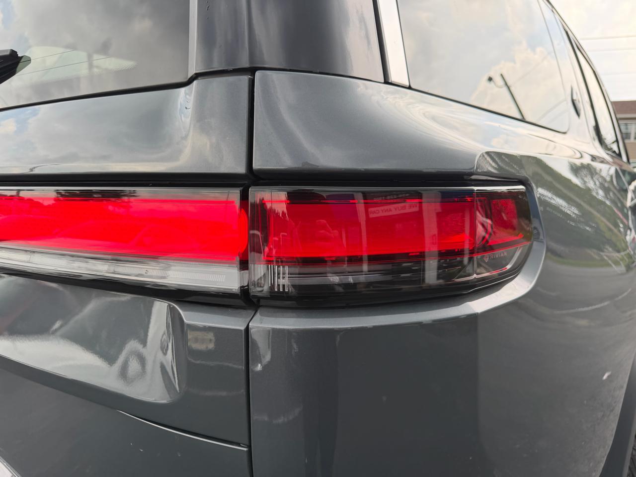 Rivian R1S  2025