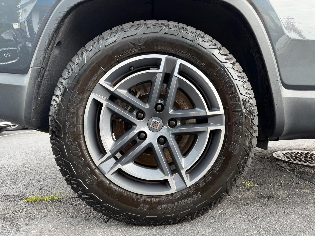 Rivian R1S  2025