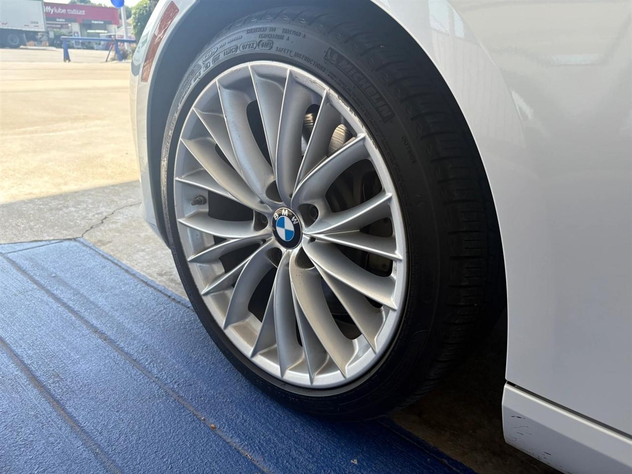 BMW 3-Series  2011