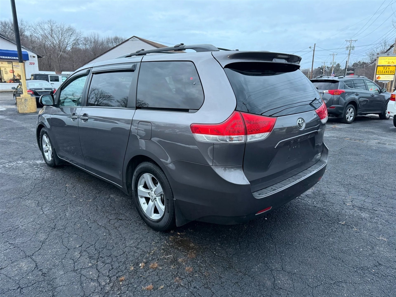 Toyota Sienna LE 8-Pass V6 2011