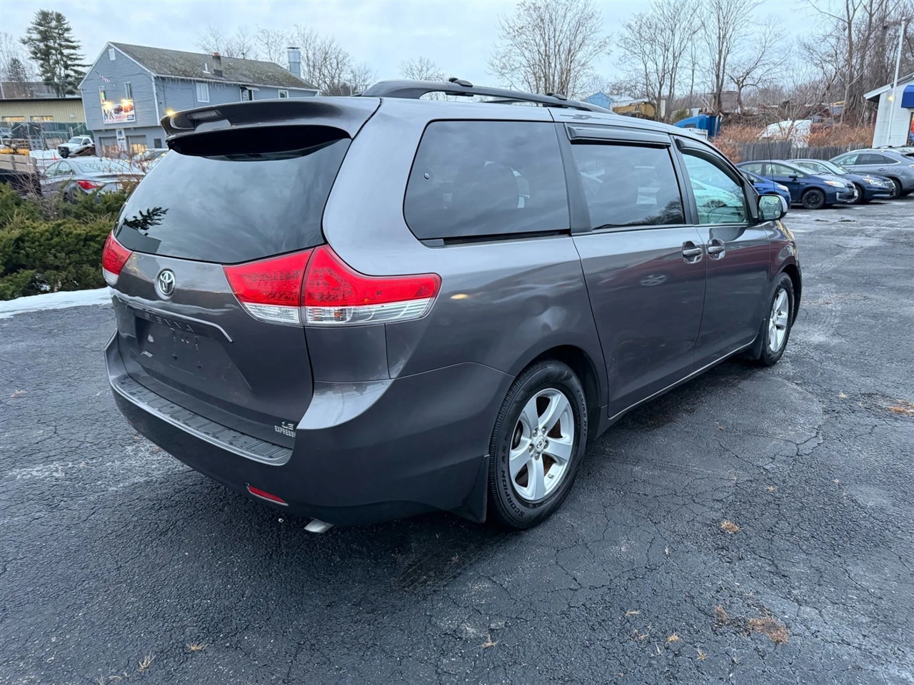 Toyota Sienna LE 8-Pass V6 2011